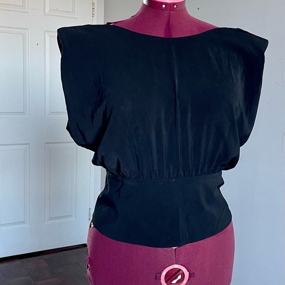 Naked Zebra - classy black top with shoulder pads, back slit and back zip - Picture 3 of 10